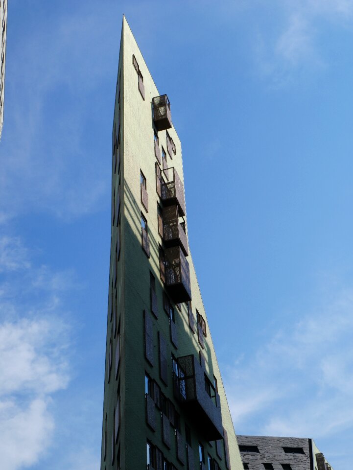 Corner house building air
