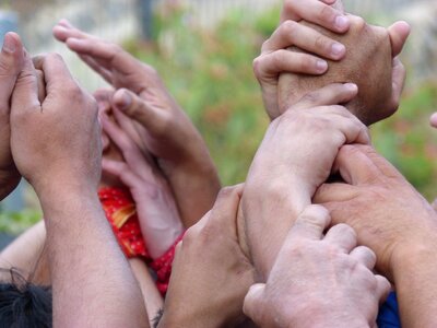 Castells hands collaboration