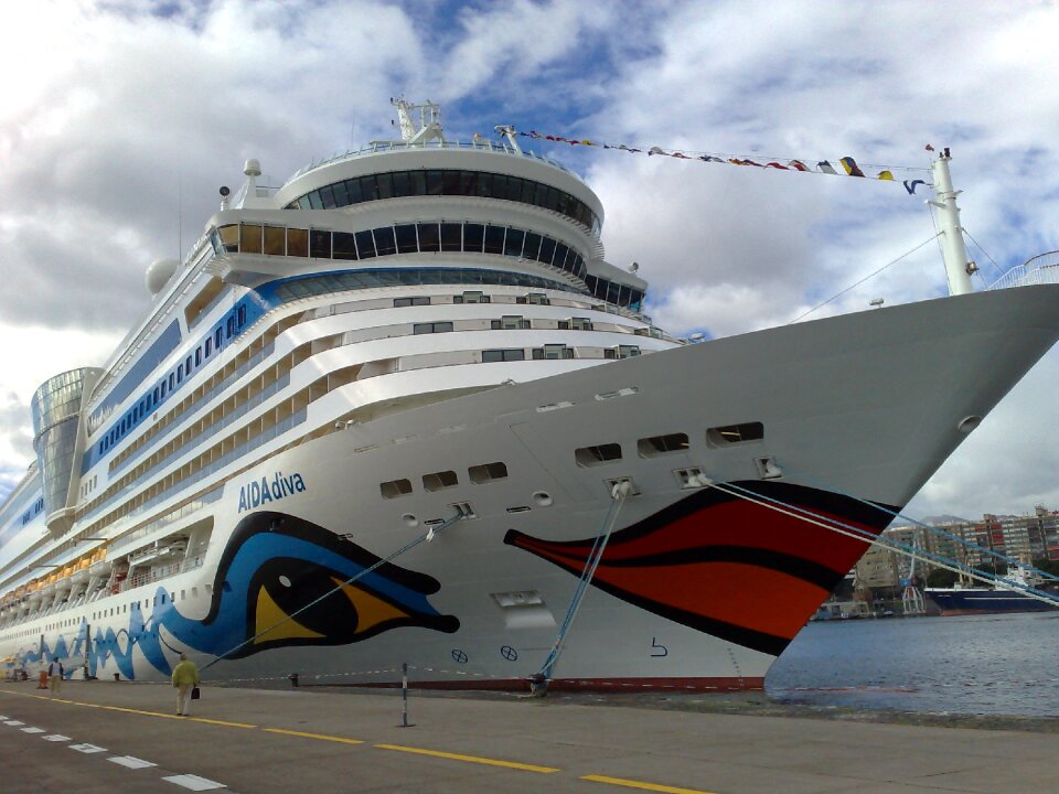 Water driving cruise ship cruise ship