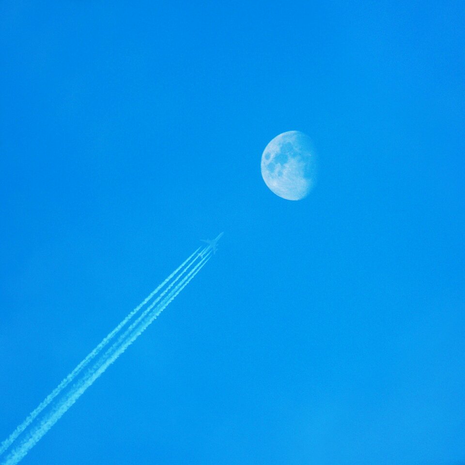 Aviation height contrail