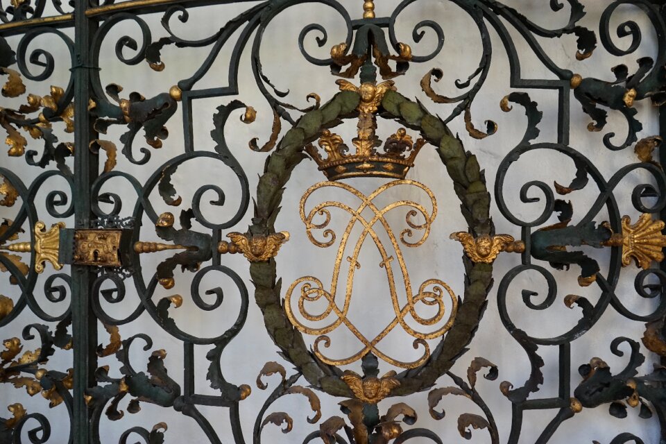 Metal input iron railings
