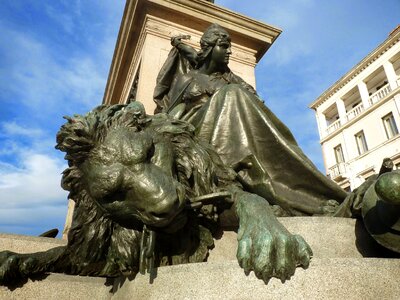 Statue lion rome photo