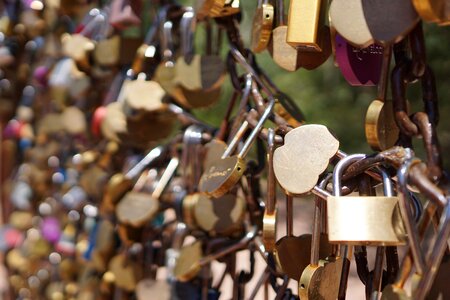 Close padlock love