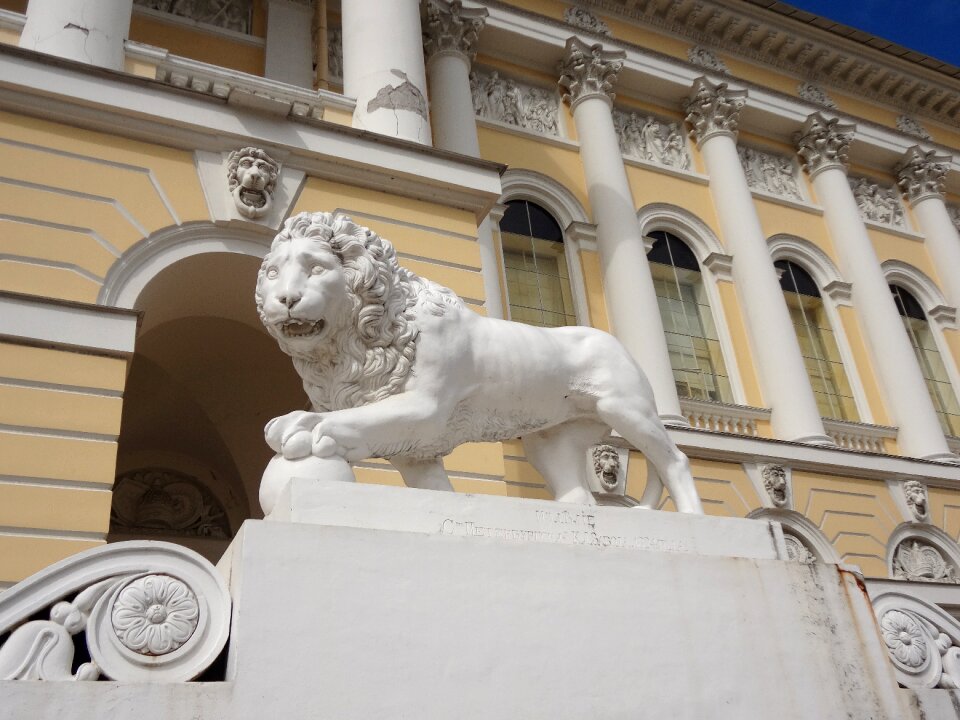 Leo peter sculpture