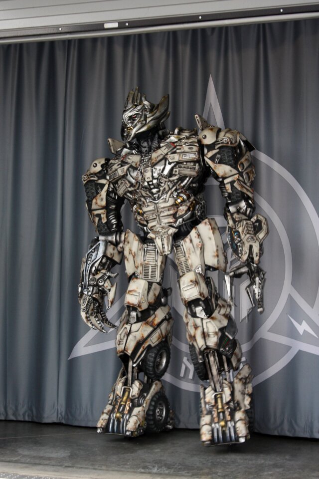 Model exposure robot