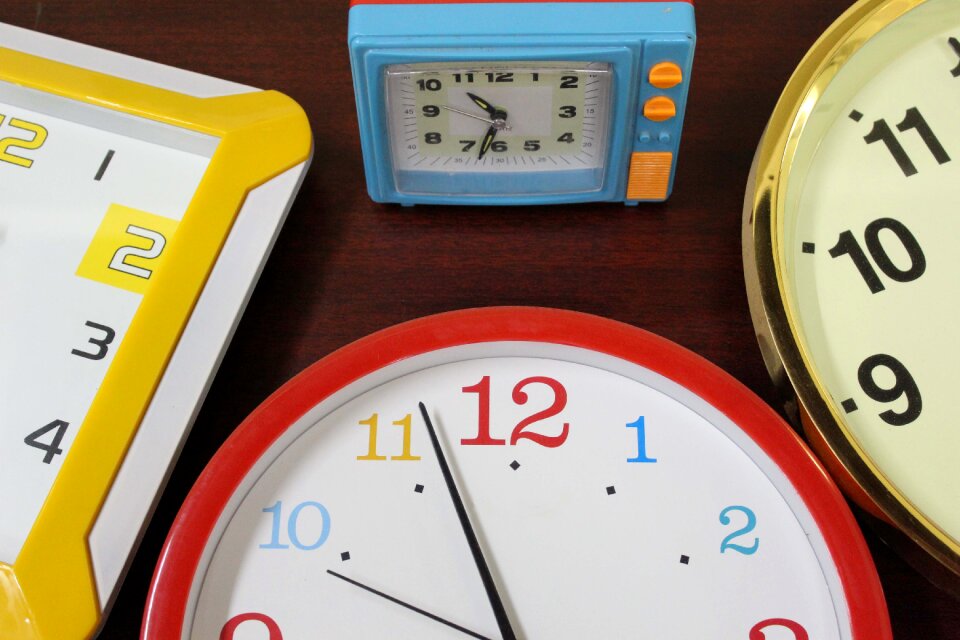 Alarm clock alarm hour