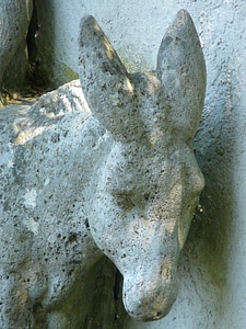 Ride stone stone figure