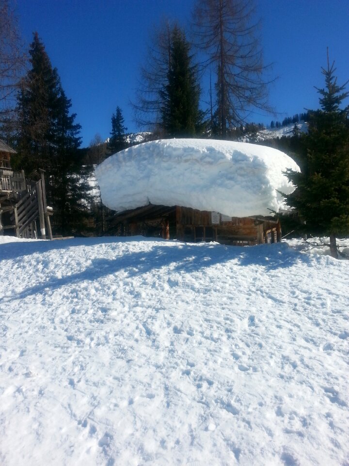 Hut roof winter