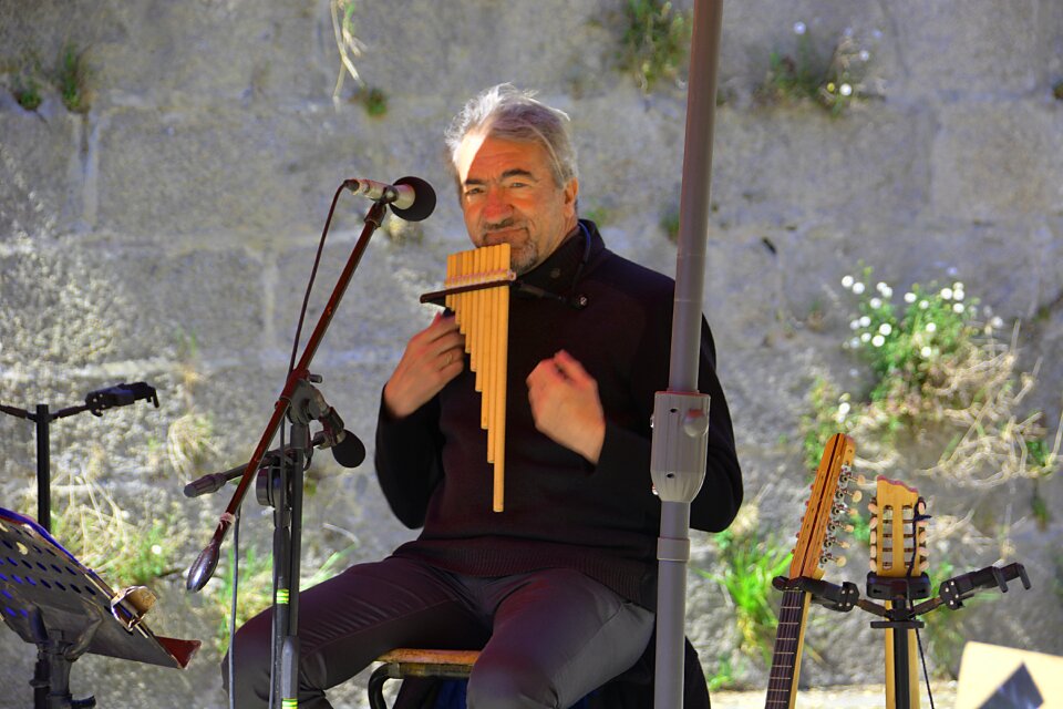 Street artist concert man