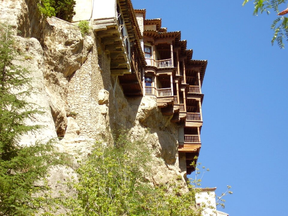 Houses hanging basin