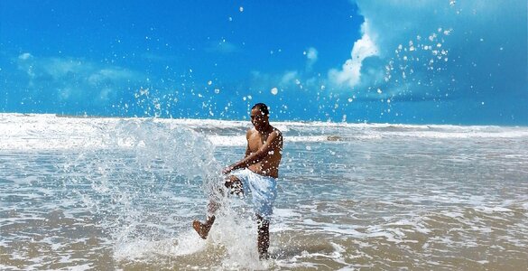 Mar joy man kicking water