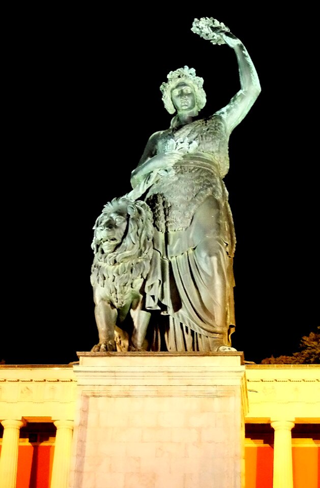Oktoberfest statue night