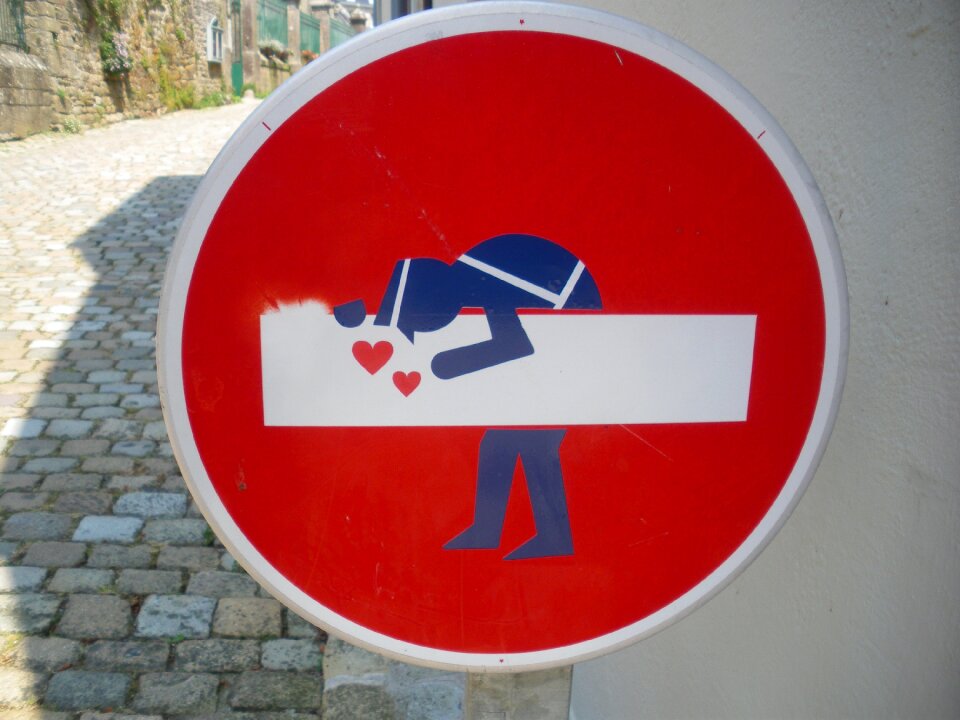 Gendarme love street art