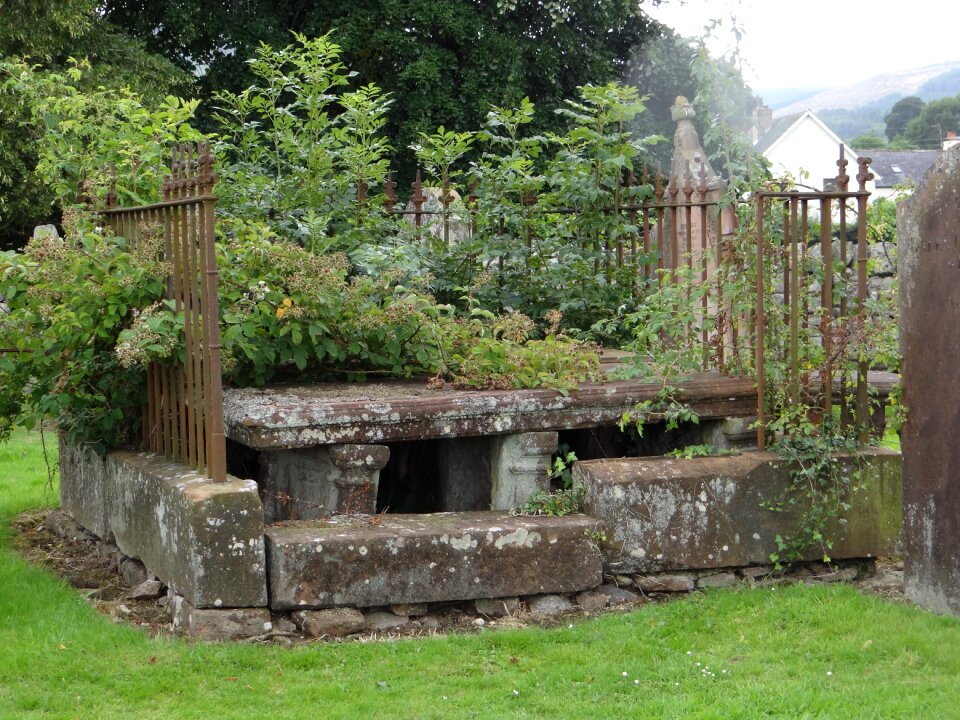 Mourning tomb graves