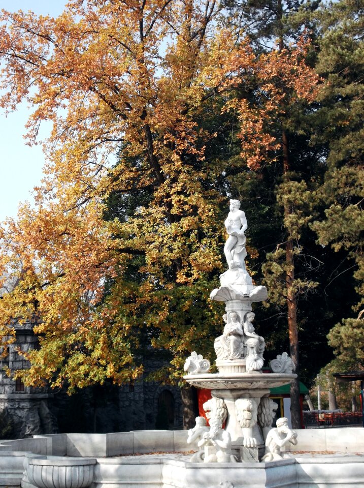 Monument spring summer