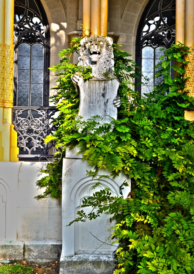 Statue leaves green