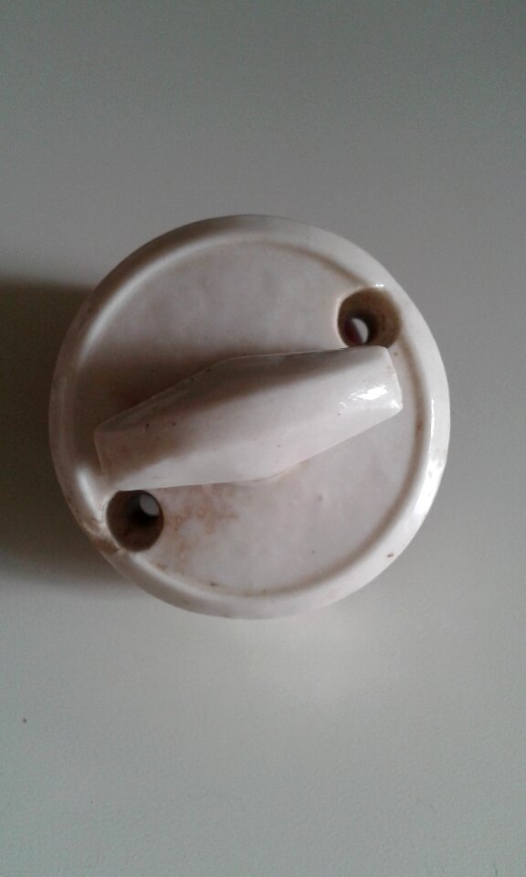 Light electricity ceramics