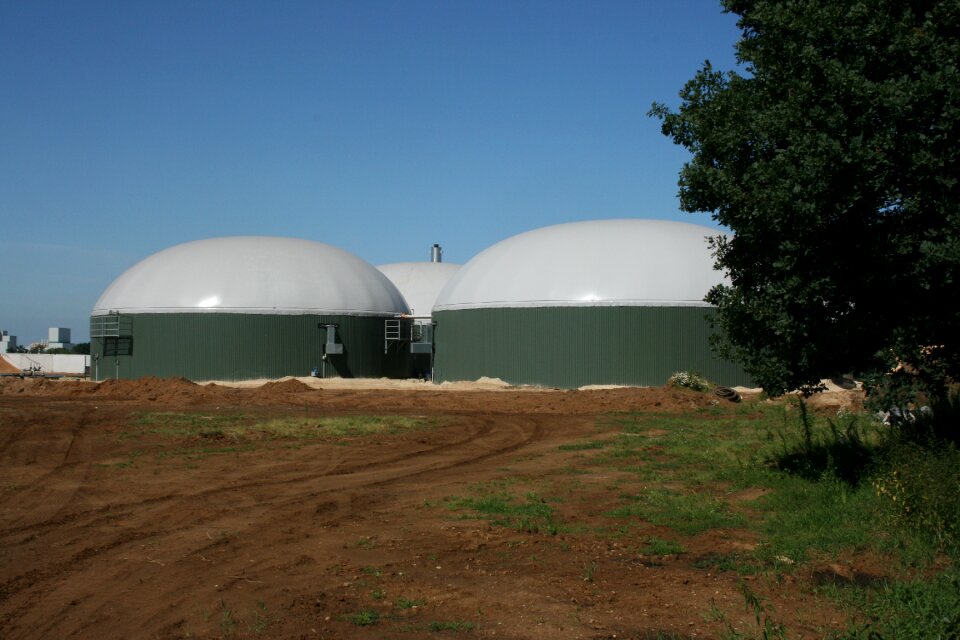 Manure cover fermentation factories