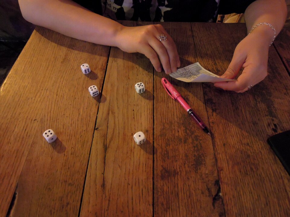 Dice hands game