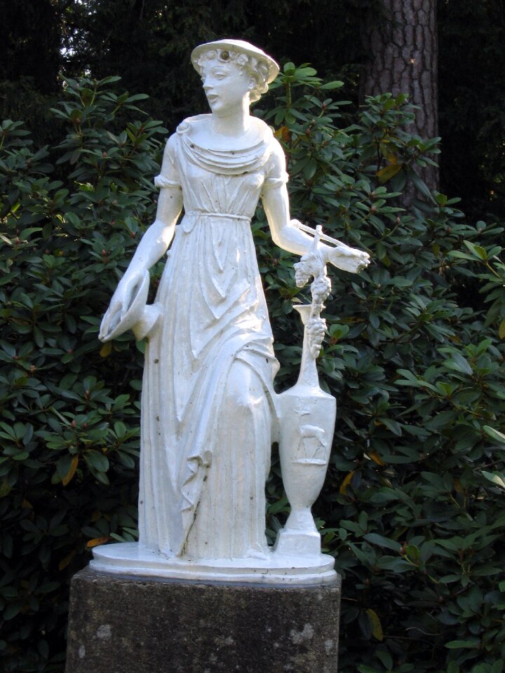 Statue art garden decoration