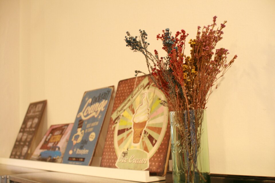 Dry flowers picture frame cafe
