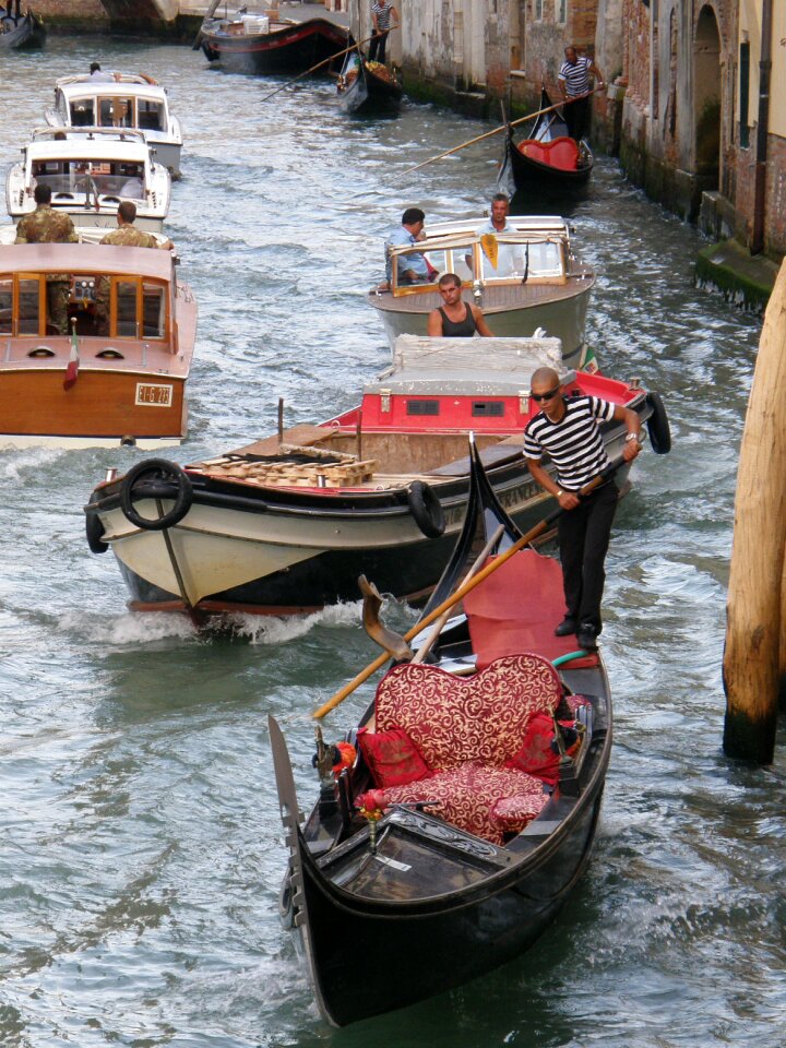 Lagoon rialto gondoliers