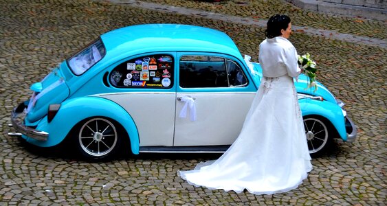 Wedding photo dress holding