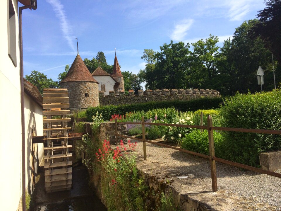 Hallwil castle garden wall