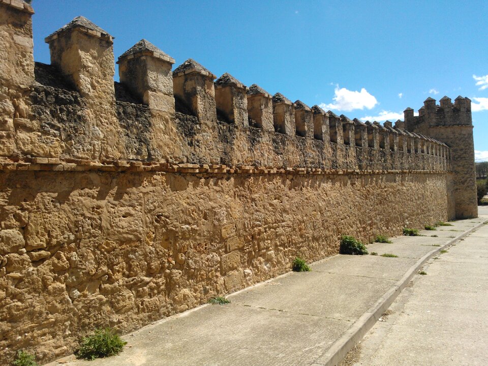 Peñaranda de duero battlement stone wall