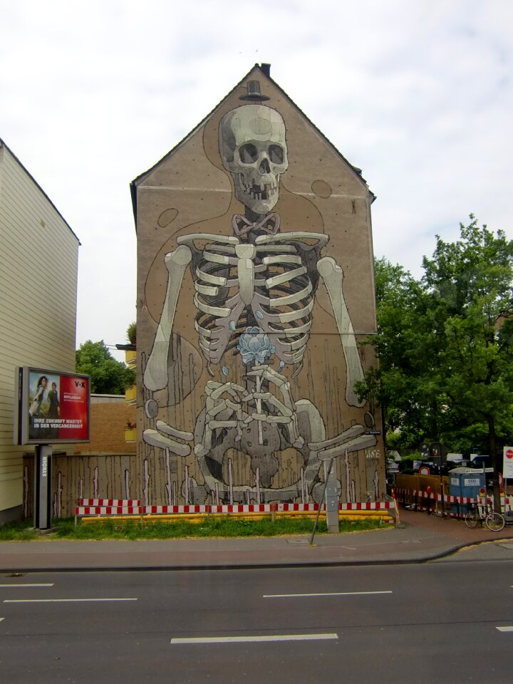 Facade building grafitti