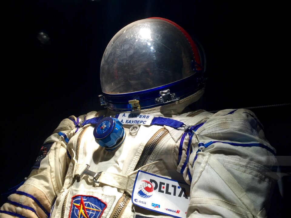 Cosmonaut spacesuit protection