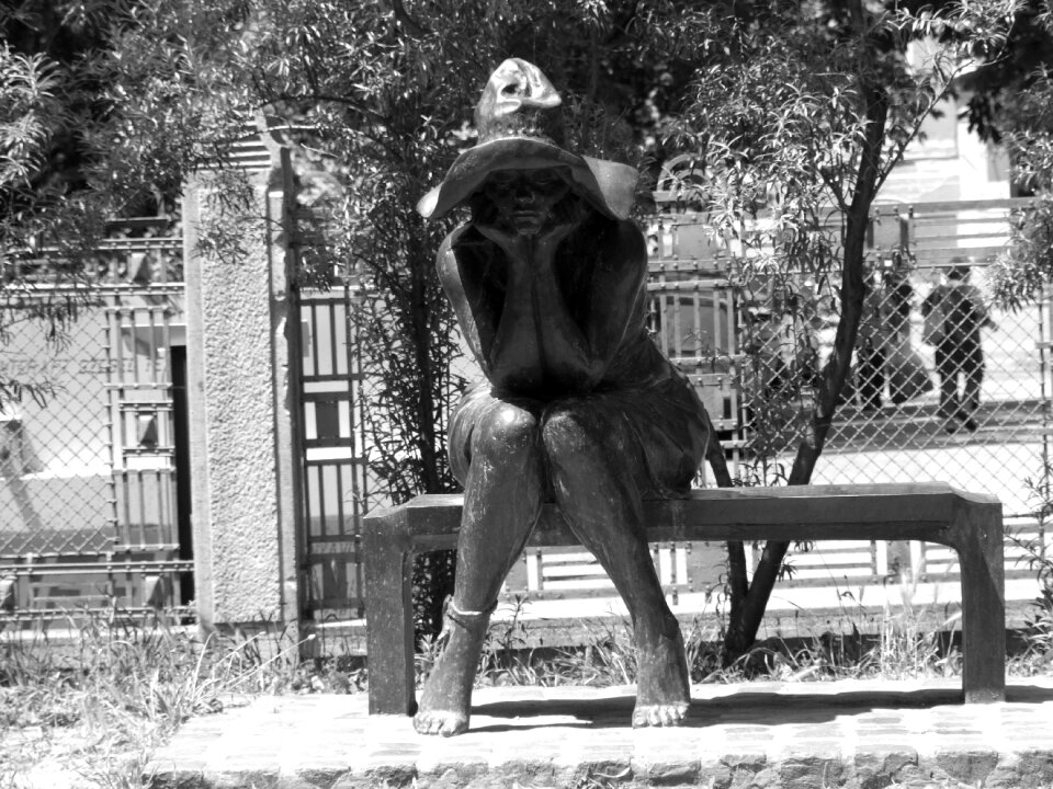 Szeged hungary statue hat girl