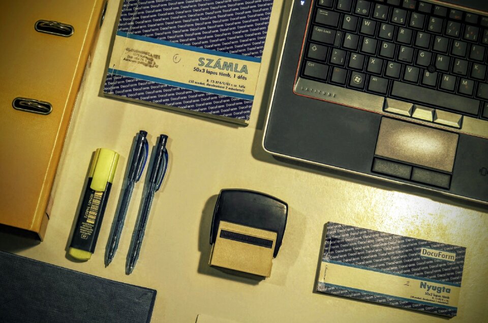 Invoice folder pen