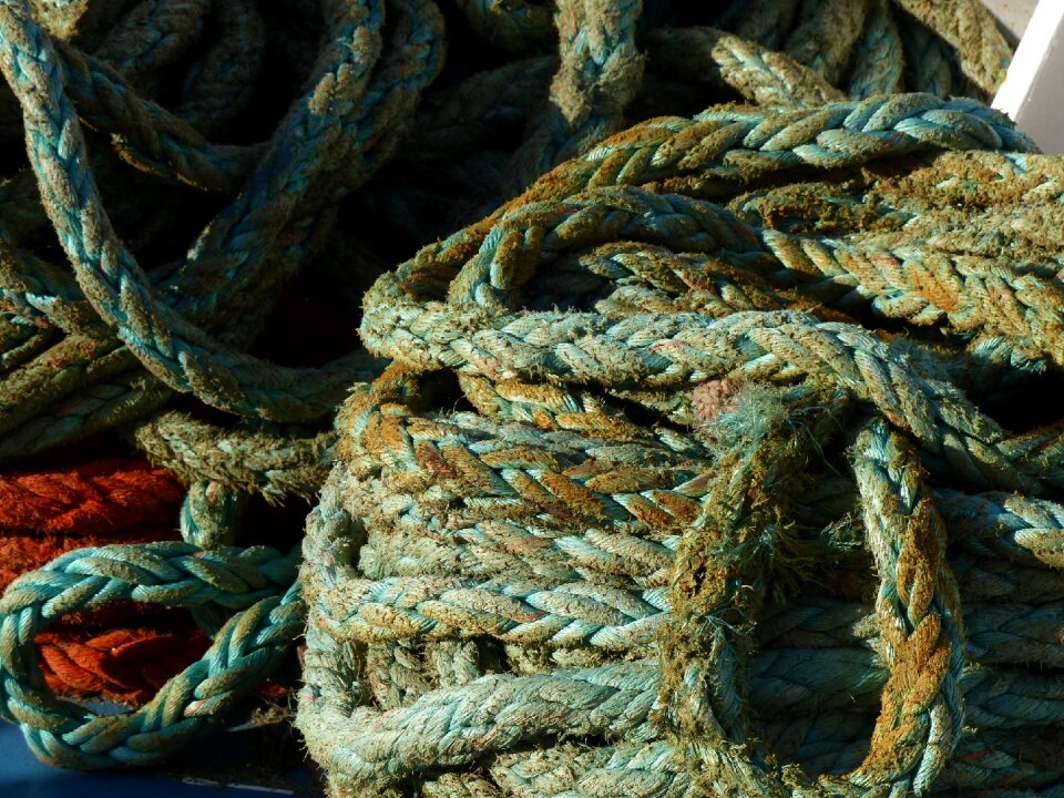 Ship traffic jams hemp rope fixing