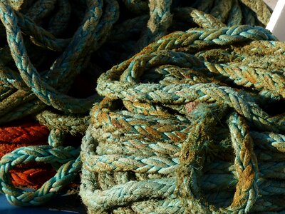 Ship traffic jams hemp rope fixing