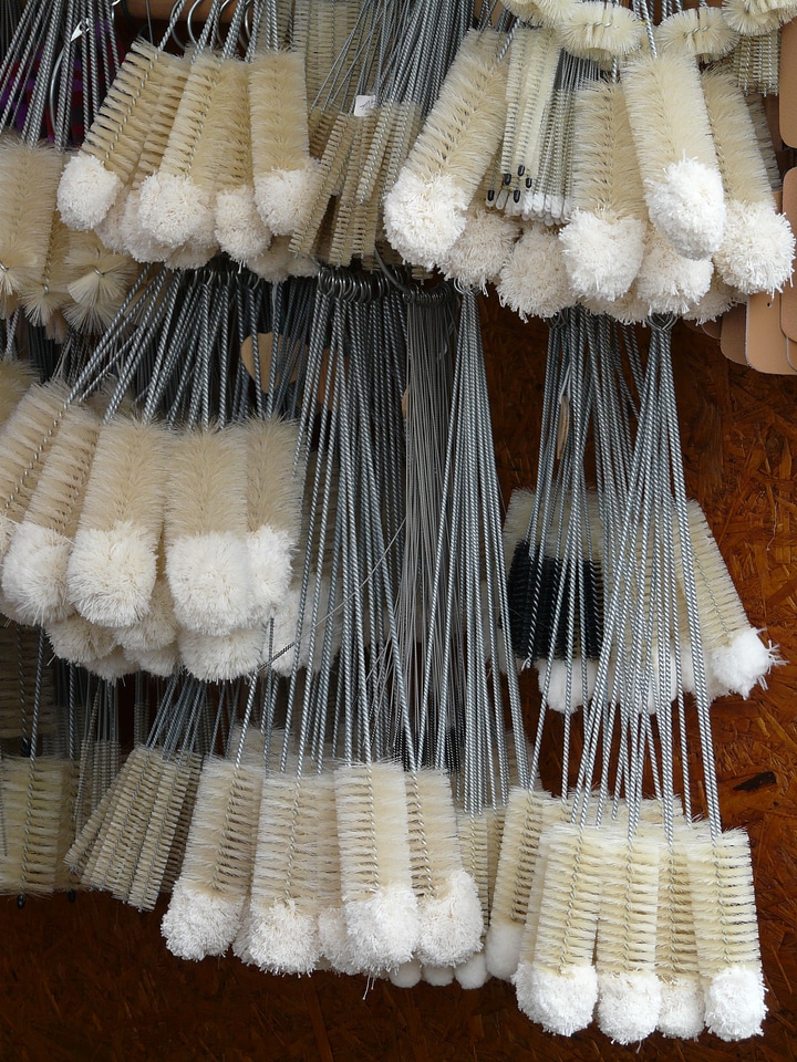Make clean wipe cleaning brush