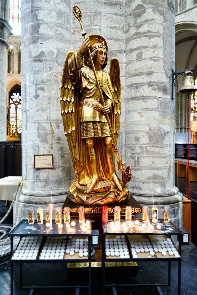 Bruxelles statue gold