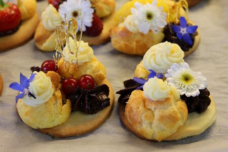 Saint-honoré bake cream puff
