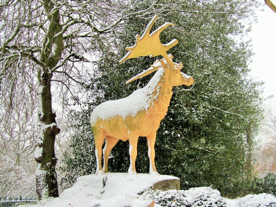 Statue deer reindeer