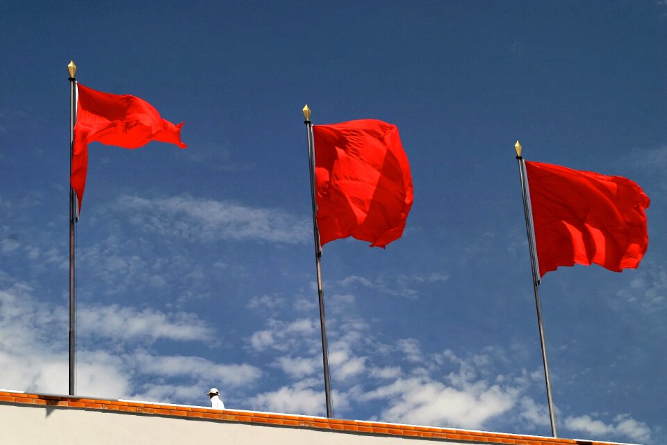 Flagpole flutter blow
