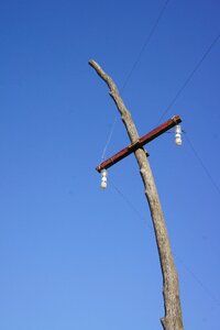 Mast power line high voltage