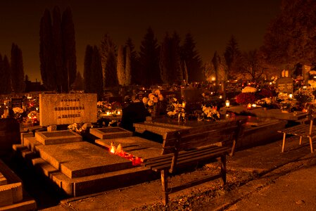 Dark dead the tomb of