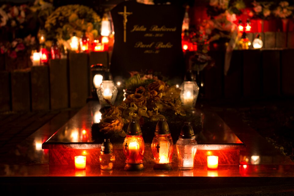 Dark dead the tomb of