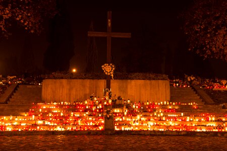 Dark dead the tomb of