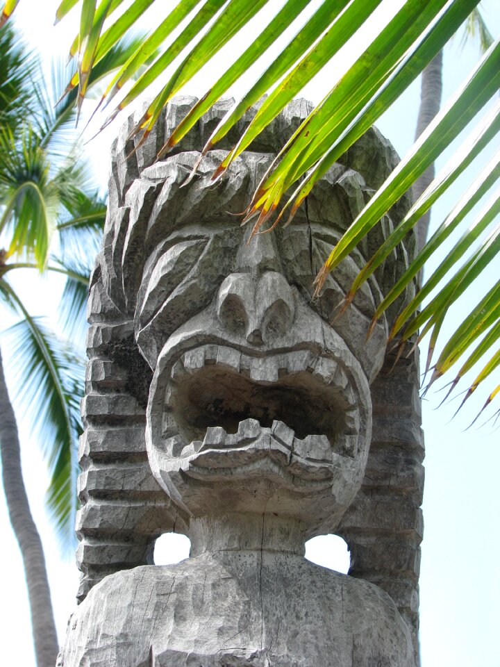 Wooden culture sculpture