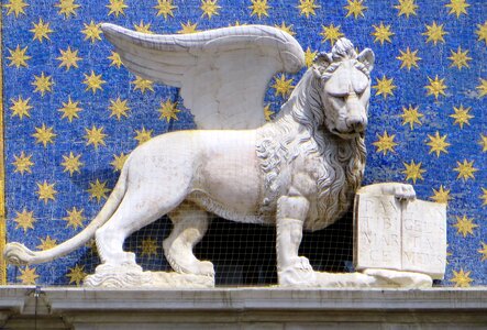Statue lion emblem