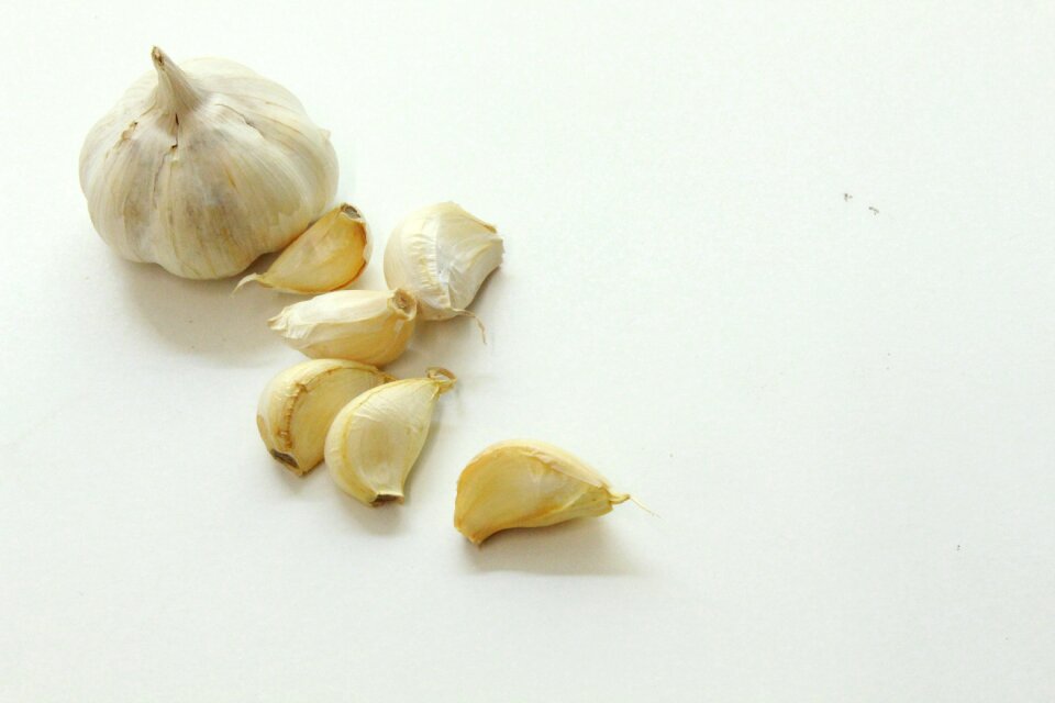 Raw raw garlic white