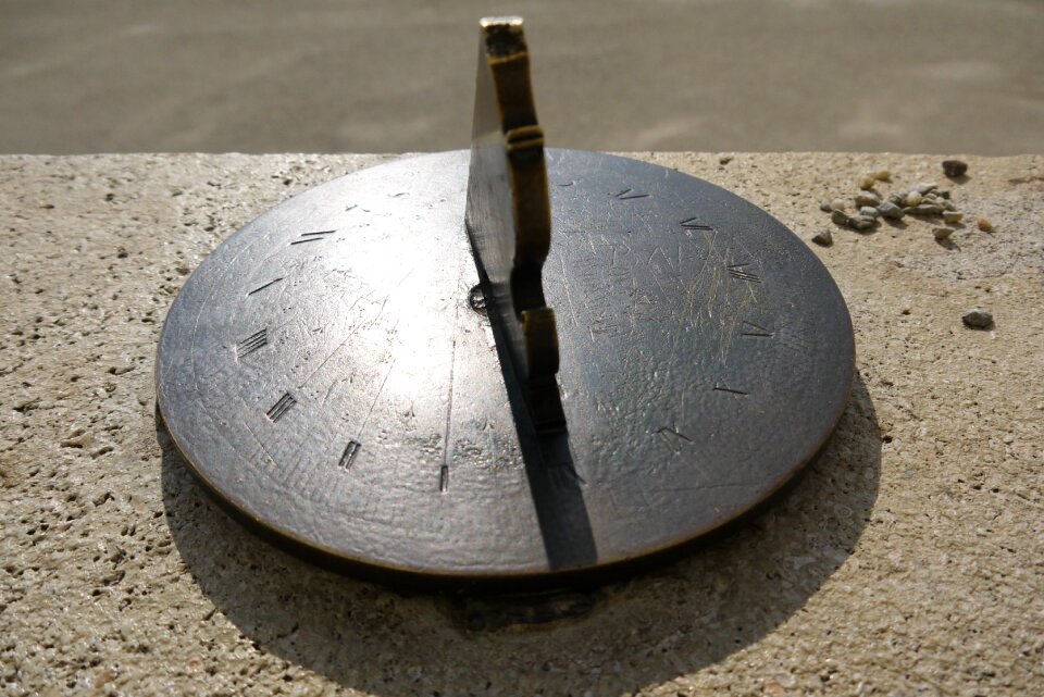 Pointer sun time indicating