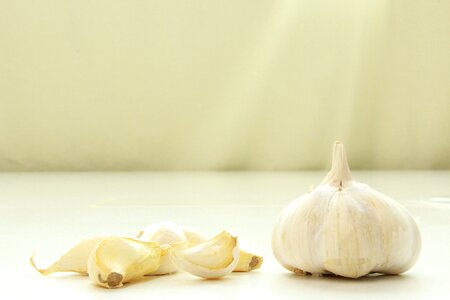 Raw raw garlic white