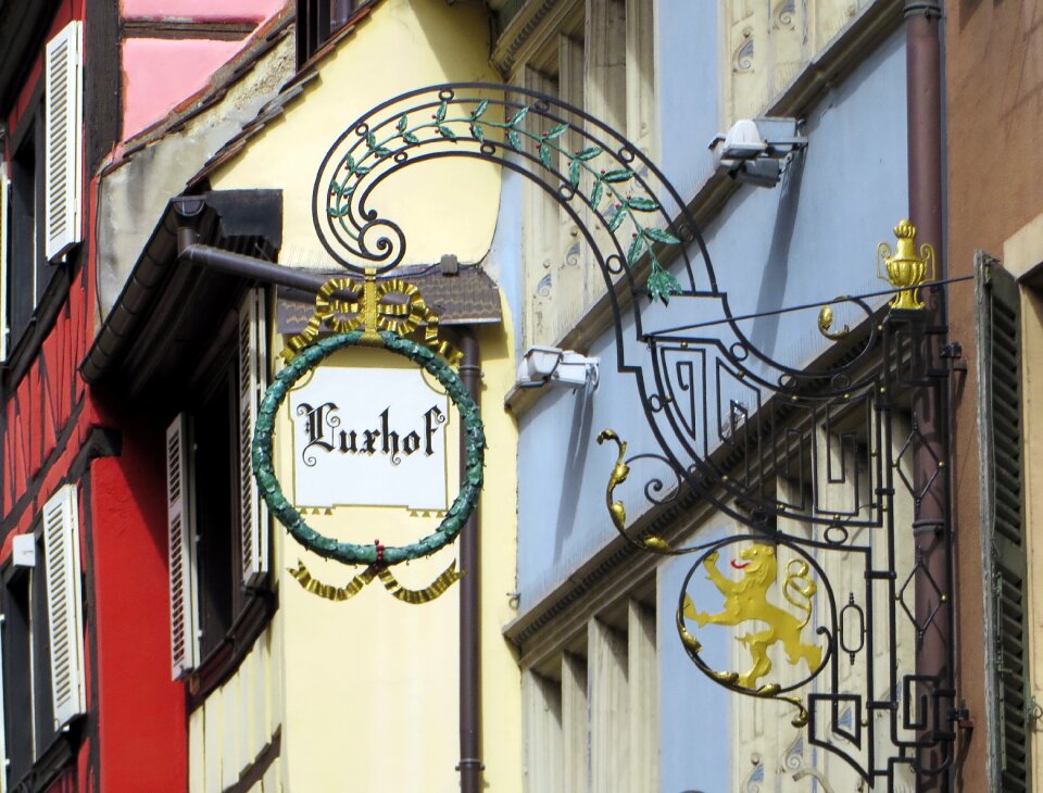 Teaches trade facade